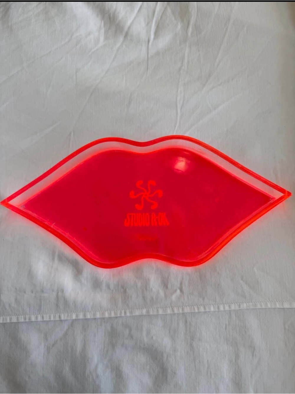 Neon Pink Lip-Shaped Jewelry Tray
